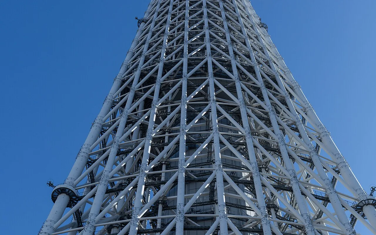 Взгляд вверх сквозь стальную решётку Tokyo Skytree