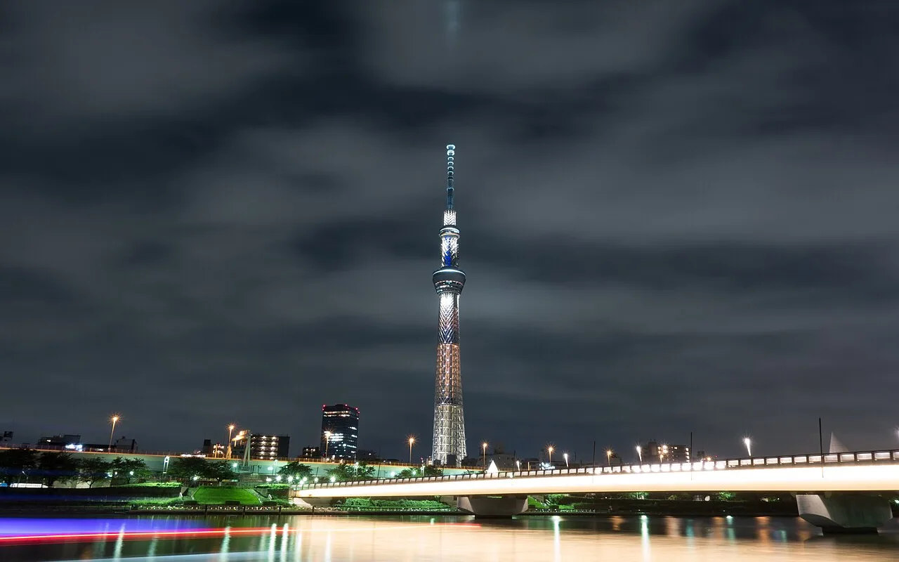 Токийское небоскрёбное дерево Tokyo Skytree, подсвеченное ночью над рекой