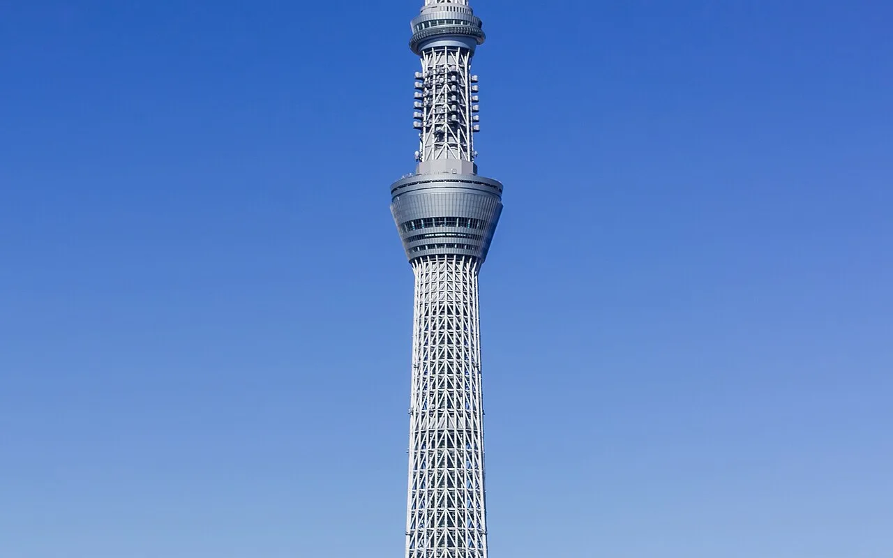 Полная высота Tokyo Skytree на фоне ясного неба